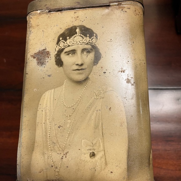 1930’s Tin - Duke and Duchess of York and daughters Elizabeth and Margaret - Picture 2 of 11